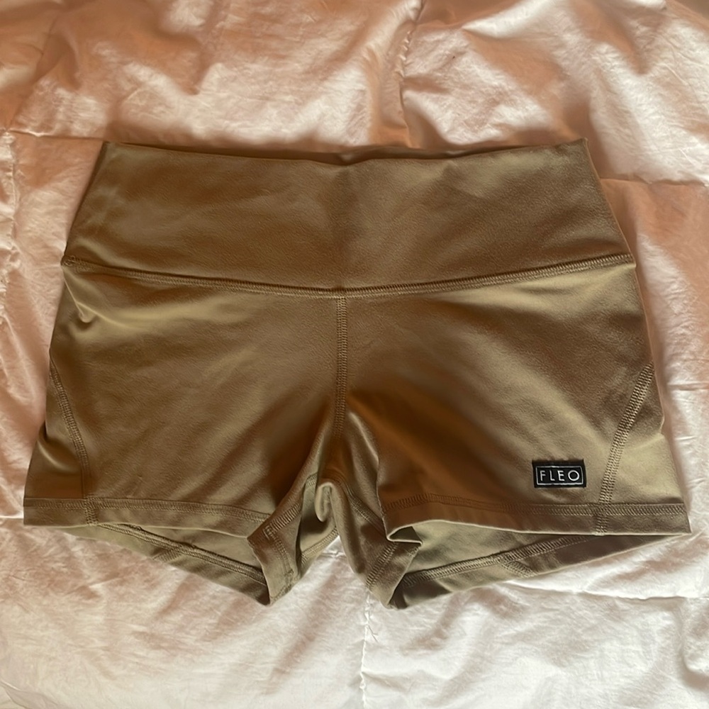 Fleo size medium gold/tan shorts